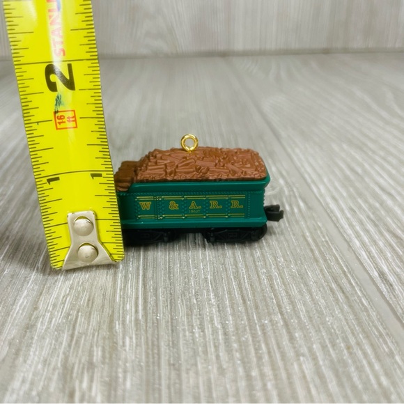 Hallmark QX6834 The Tender Lionel General Steam Locomotive Christmas Ornament - Picture 7 of 8